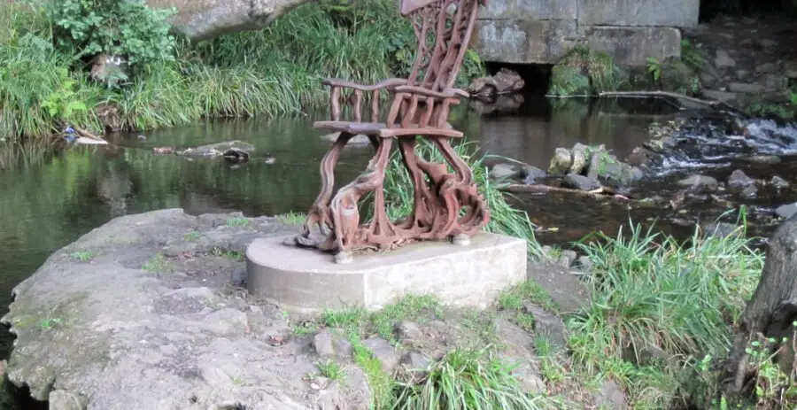 The Rivelin chair sculpture with the weir and head goit entry to New Dam behind (to the right). Photo: Sue Shaw, Sept. 2013.