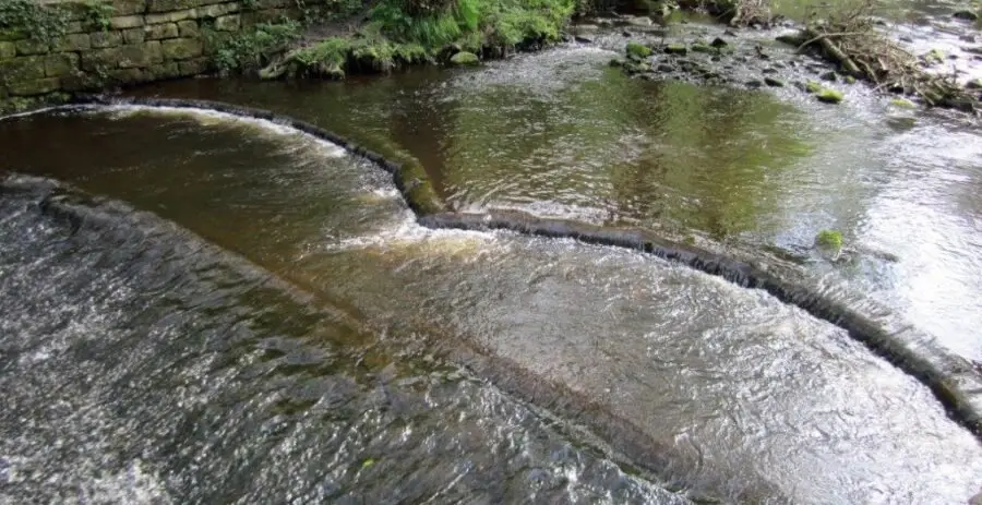 The unusual Roscoe weir, with its double-arc top kerb and long slope. Photo: Sue Shaw, May 2014.