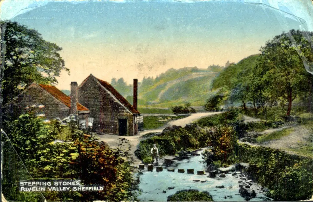 holme_01 Holme Head Wheel in about 1923; stepping stones made of old grindstones cross the river nearby. The current set of stepping stones cross the river just above the Roscoe weir, about 100 m downstream of this location. Sheffield City Council, Libraries Archives and Information: www.picturesheffield.com Image s10354.