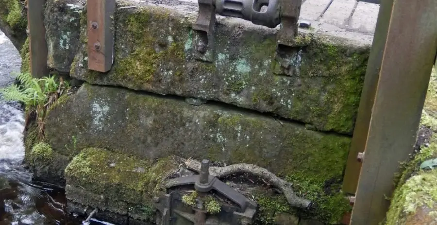 uppercut_what_02 Roller assembly on the head goit lintel above a modern shuttle gate.