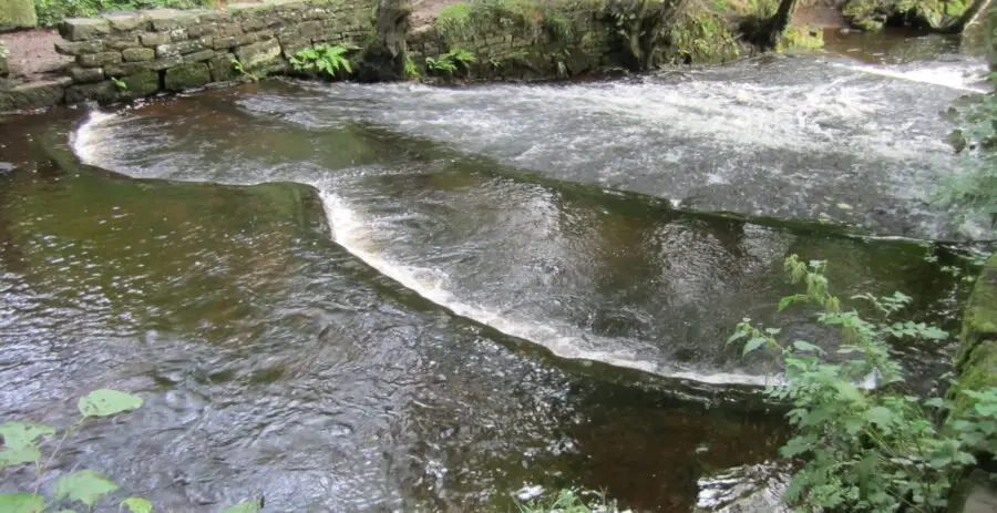 Roscoe weir-2 The unusual Roscoe weir, with its double-arc top kerb and long slope. Photo Sue Shaw, September
2013